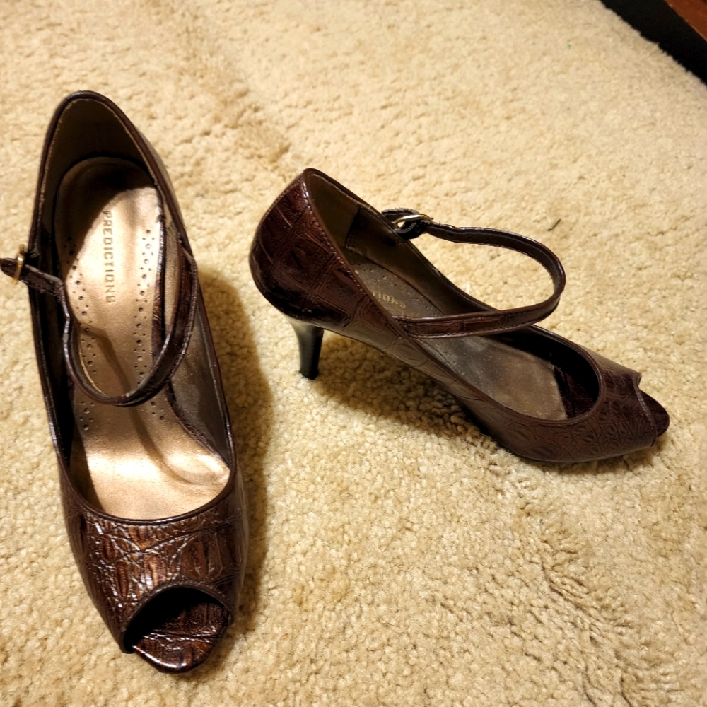 Predictions size 7.5 open toe heels in brown